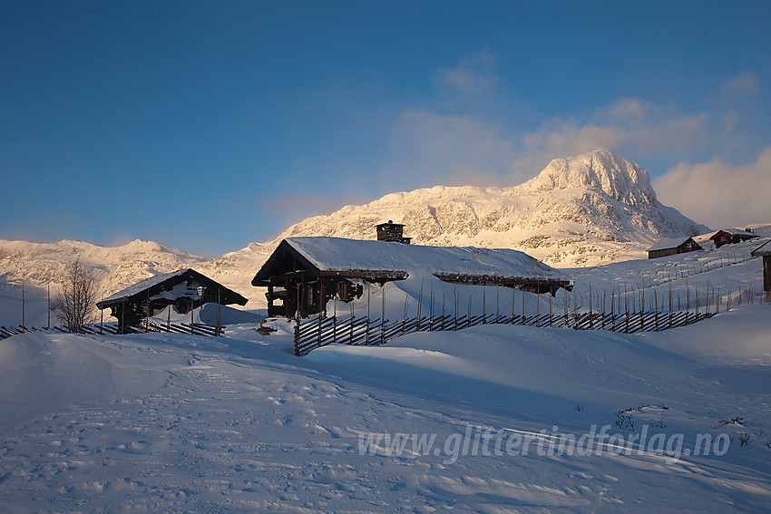 Hytte og skigard ved Smørkoll ovenfor Beitostølen med Bitihorn (1607 moh) i bakgrunnen.