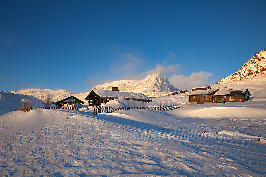 Hytte og skigard ved Smørkoll ovenfor Beitostølen med Bitihorn (1607 moh) i bakgrunnen.