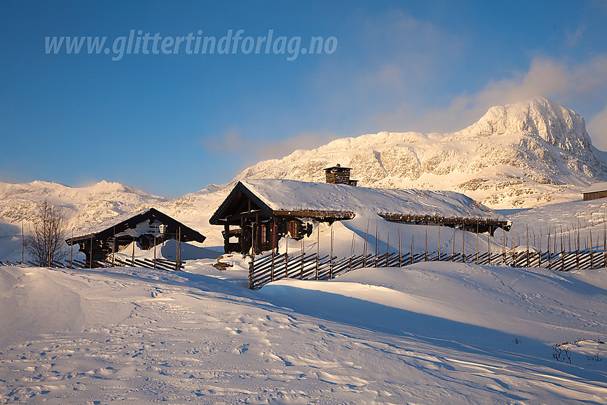 Hytte og skigard ved Smørkoll ovenfor Beitostølen med Bitihorn (1607 moh) i bakgrunnen.