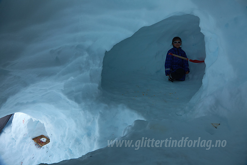 I snøhula vår etter at vi har flyttet ut. Da virket den ekstra stor. Her fra midtgangen mot søre fløy.