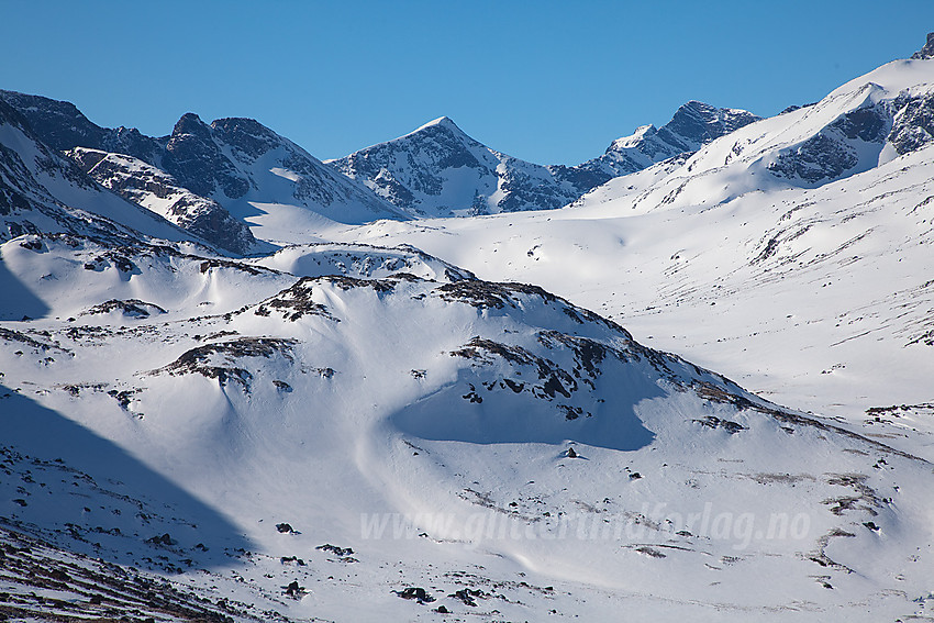 Fra Raudhamran er det en genial utsikt oppover Leirungsdalen mot bl.a. Leirungskampen, Kvitskardtinden og Vestre Leirungstinden.