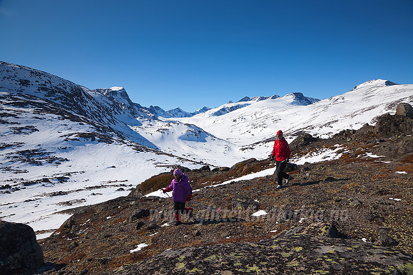 På vei ned fra Raudhamran med Leirungsdalen i bakgrunnen.