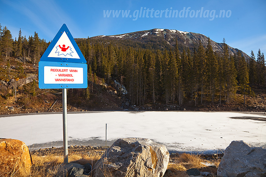 Skilt ved demning i Grunningsdalen. Vårt utgangspunkt for tur til Mælefjell.