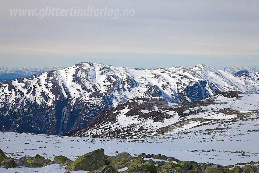 Fra Steinfjellet mot Skorvefjellet med Skorvetoppen (1370 moh) til venstre og Nordnibba (1365 moh) til høyre.