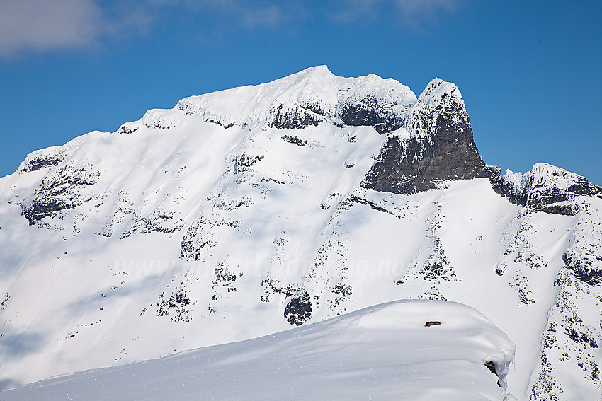 Rett nord for Nørdre Bukkehøe mot Skardstinden (2373 moh) med Nåle (2310 moh) til høyre.