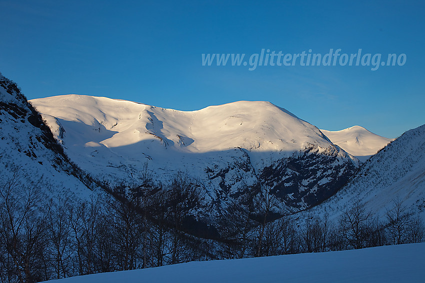 Aprilmorgen i Haugadalen med utsikt sørover mot Grøskarfjellet og Dauremålsnipa. Bak til høyre ses Tortnegrøegga.