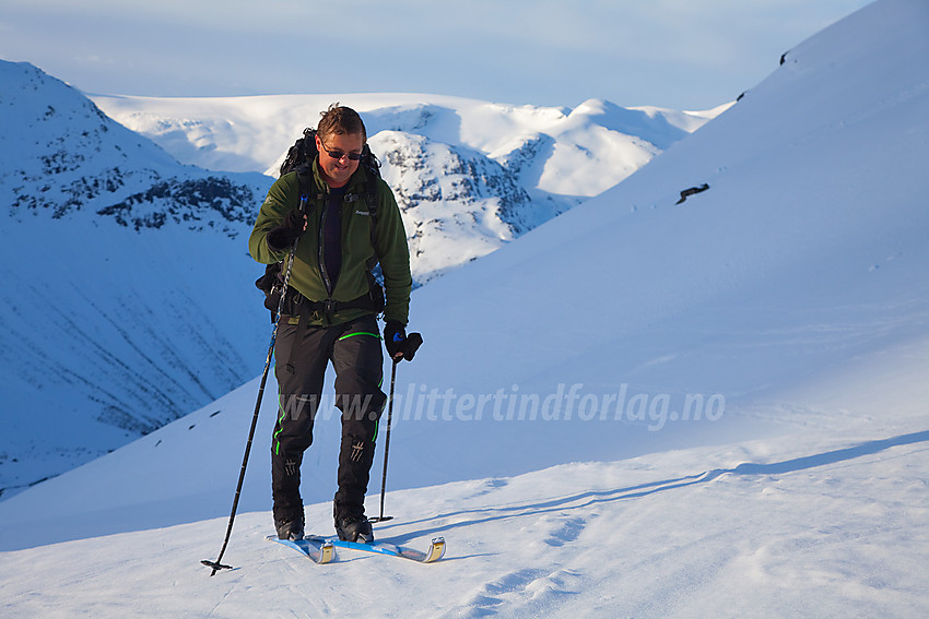 På vei opp Haugadalen rett nedenfor Haugabreen med Jostedalsbreen i bakgrunnen.