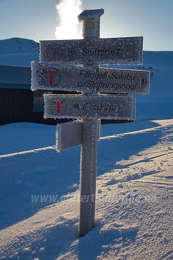 Nedrimede skilt ved Slettningsbu.