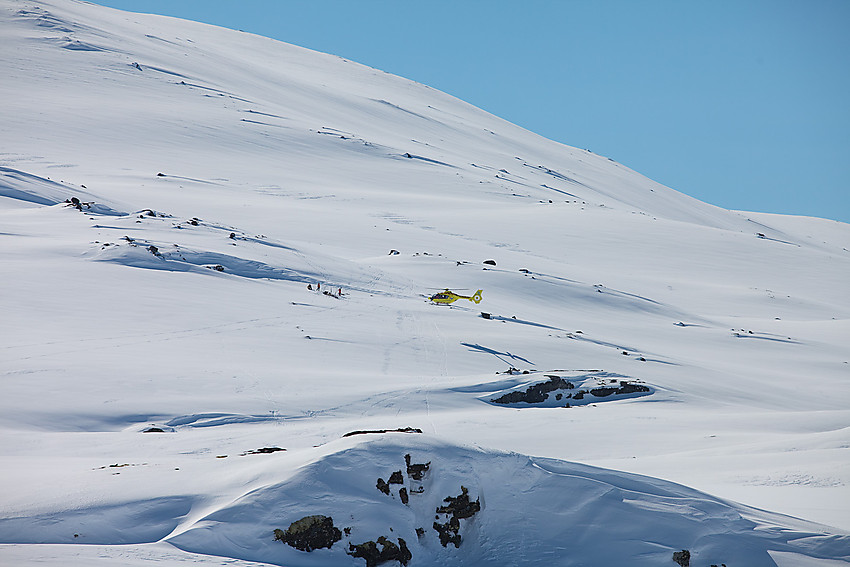 Helikopter på henteoppdrag ved foten av Slettningsegge.