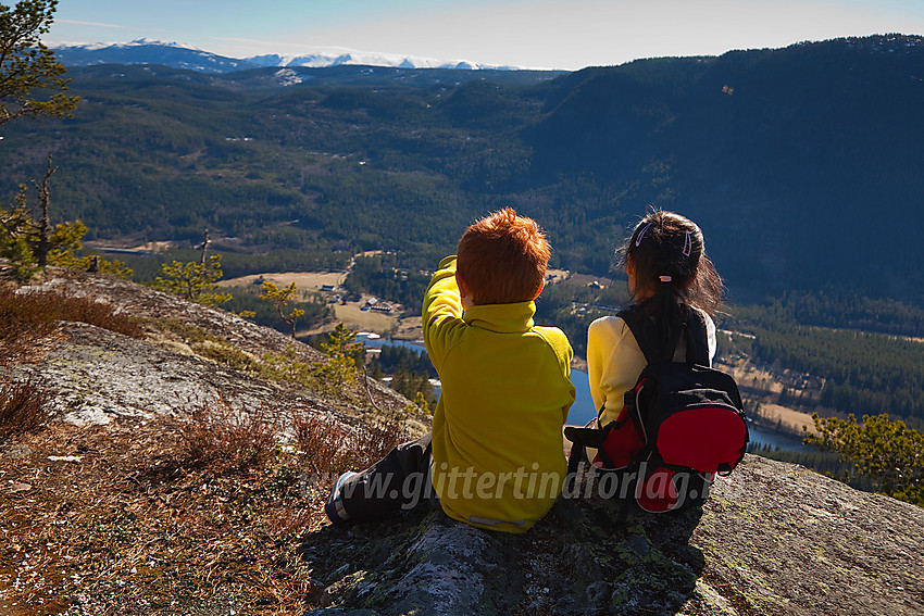 Utsikt fra Puttekollen mot Begnadalen og Vassfarfjell i det fjerne.