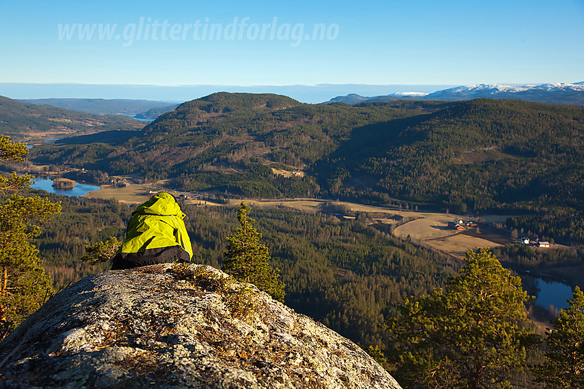 På den sørlige utsikten på Puttekollen. I bakgrunnen Begnadalen og langt i det fjerne skimtes en flik av Sperillen.