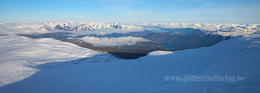 Panorama fra ryggen rett sør for Bleia mot Sognefjorden og snødekte fjell. Fresvikbreen ses sentralt i venstre del av bildet.