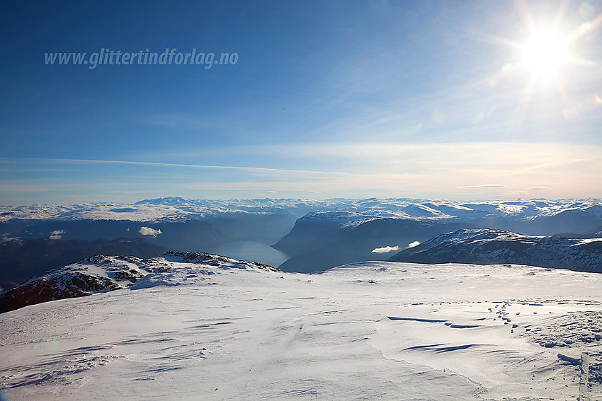 Fra nordstupet på Bleia innover Sognefjorden Jotunheimen i bakgrunnen.