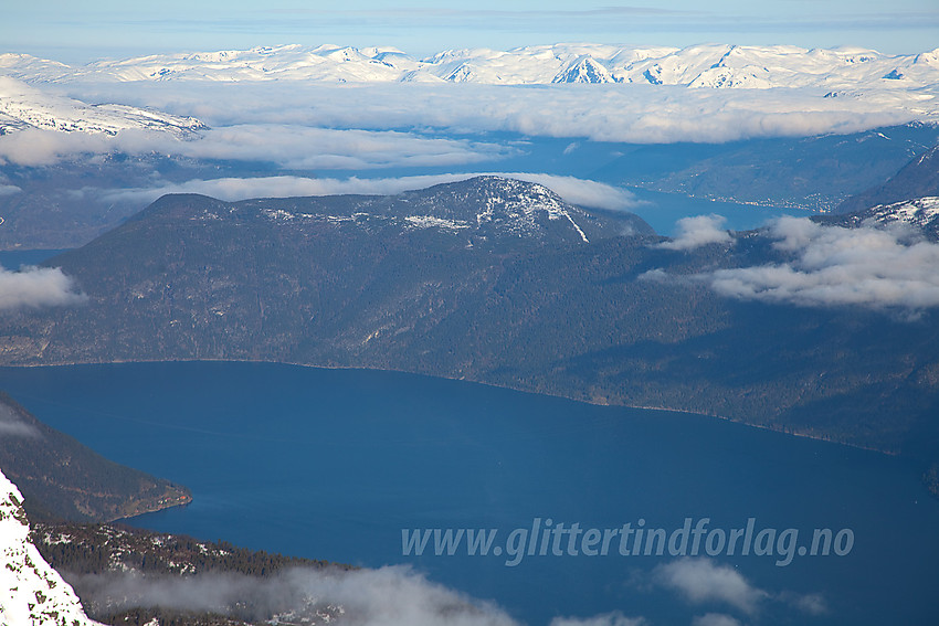 Fra nordstupet på Bleia mot Sognefjorden og Bjørnstigfjellet.