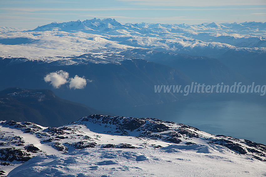 Fra nordstupet på Bleia mot Sognefjorden og Hurrungane.