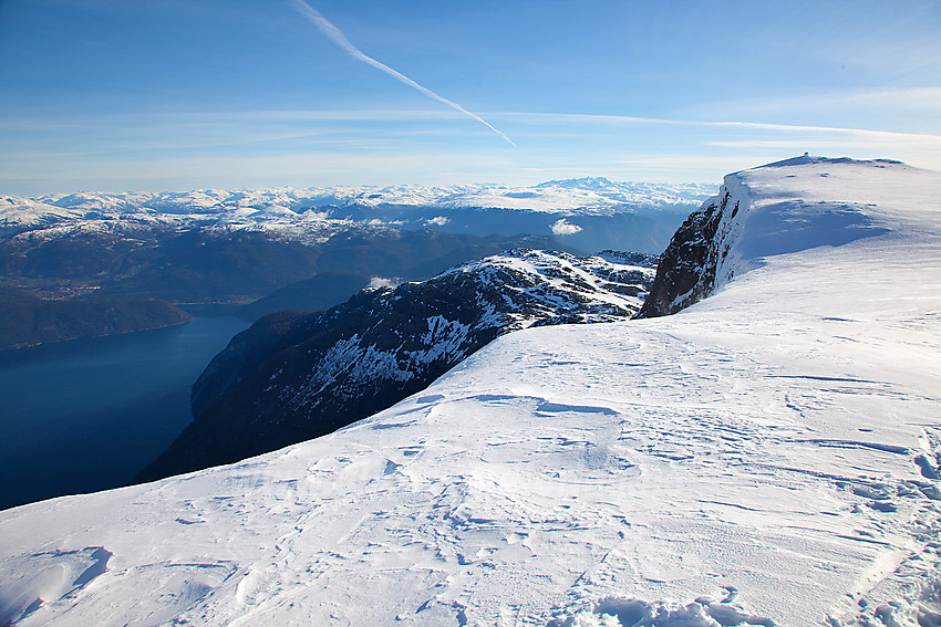 Nordstupet på Bleia med Sognefjorden snaut 1700 vertikalmeter nedenfor. Hurrungane skimtes i det fjerne.