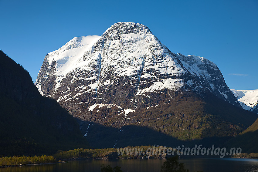 Vårmorgen mot Nonsnibba (1802 moh).