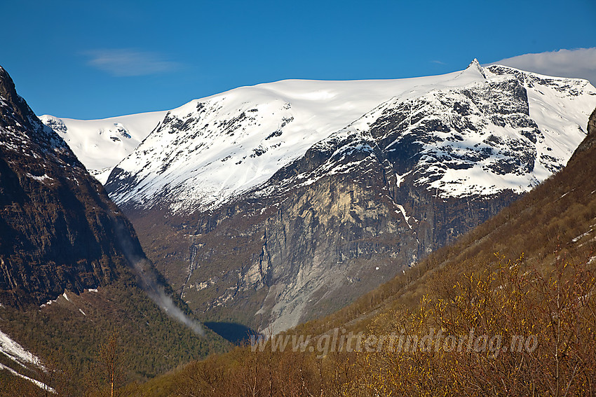 Utsikt ned Bødalen mot Ramnefjell og Ramnefjellbreen. I flanken foran til venstre ses røyken fra et snøskred.