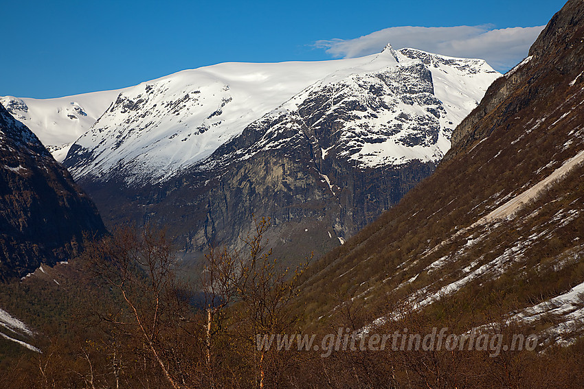 Utsikt ned Bødalen mot Ramnefjell og Ramnefjellbreen. 