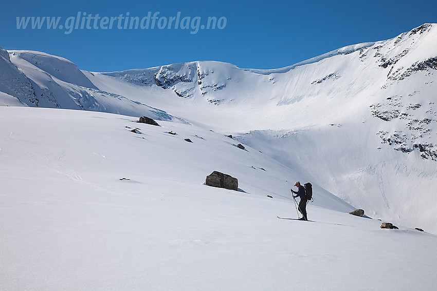 På vei opp mot Brattebakken med bl.a. Bohrsbreen i bakgrunnen.