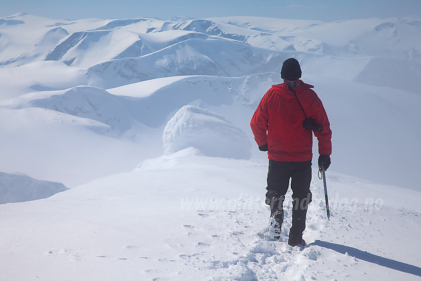 På vei ned fra Lodalskåpa med fjell på fjell i synsranden.