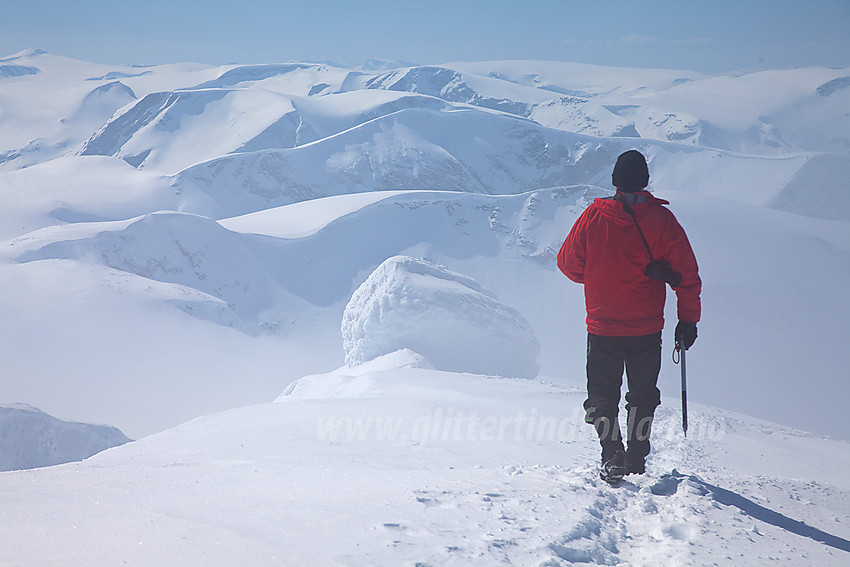 På vei ned fra Lodalskåpa med fjell på fjell i synsranden.