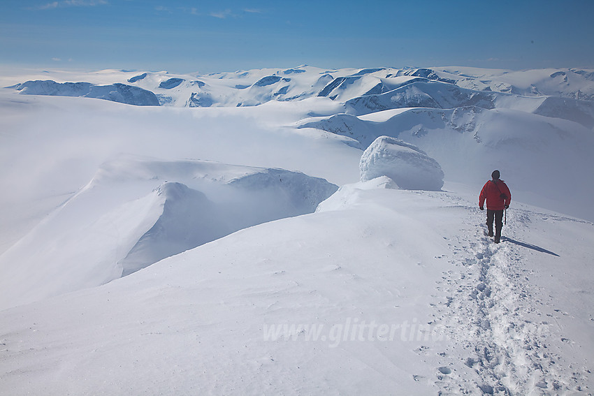 På vei ned fra Lodalskåpa med fjell på fjell i synsranden.