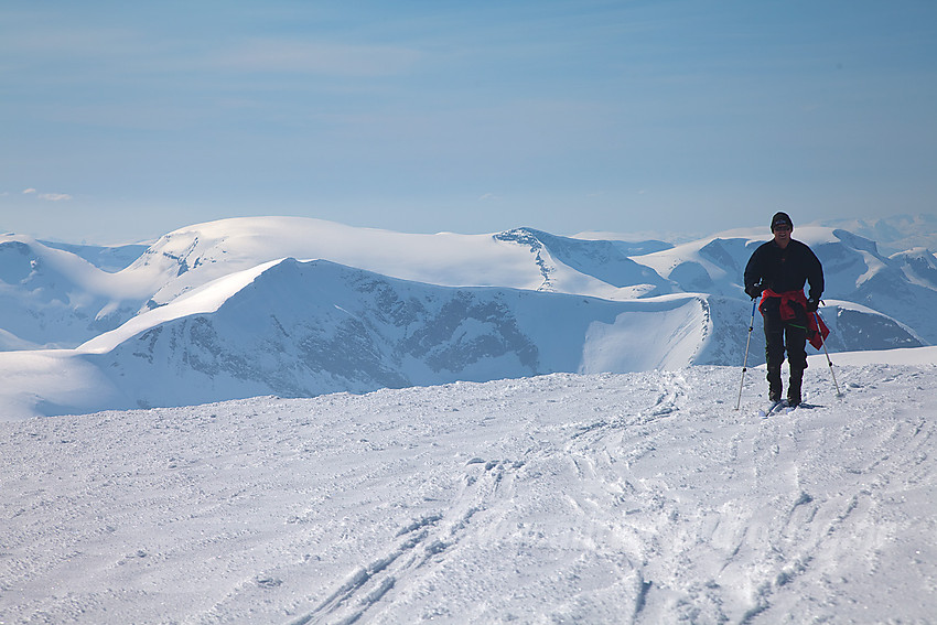 De siste skritten mot toppen på Brenibba. I bakgrunnen bl.a. Bødalsfjellet og Ramnafjellbreen.