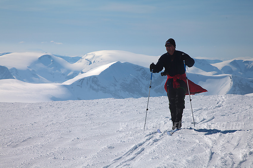 De siste skritten mot toppen på Brenibba. I bakgrunnen bl.a. Bødalsfjellet og Ramnafjellbreen.