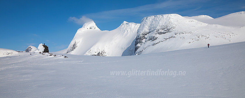 Skiløpere på vei ut breflata med kurs mot varden ved Bohrsbreen. I bakgrunnen ryggen mot Veslekåpa og videre mot Lodalskåpa.