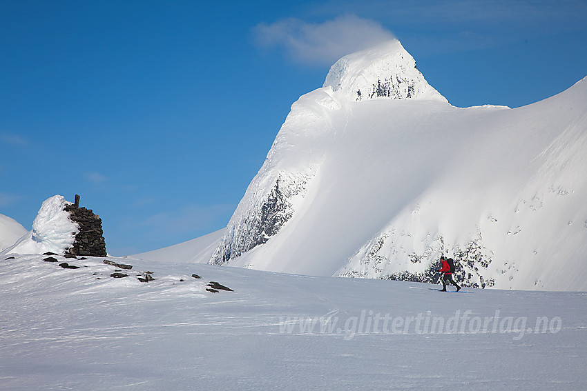 Skiløper på vei mot varden ved Bohrsbreen. Lodalskåpa i bakgrunnen.