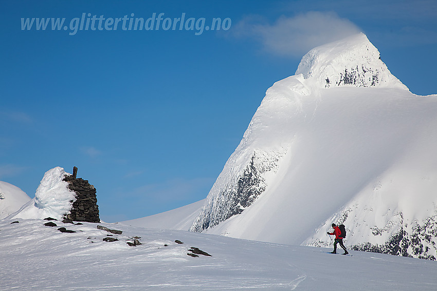 Skiløper på vei mot varden ved Bohrsbreen. Lodalskåpa i bakgrunnen.