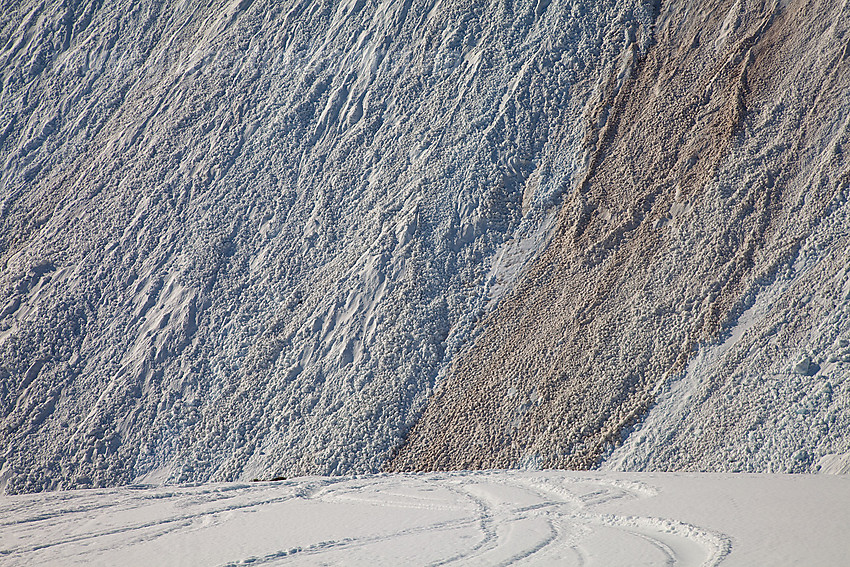 Ras, ras, ras. En hel fjellside full av snøskred. Bildet er tatt rett nedenfor Kåpevatnet langs ruta mot Lodalskåpa.