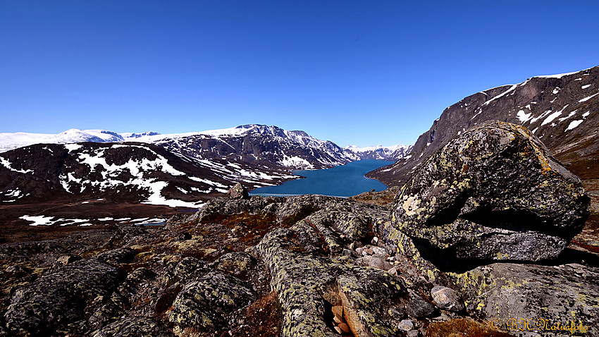 På vei mot Besseggen en solfyllt dag