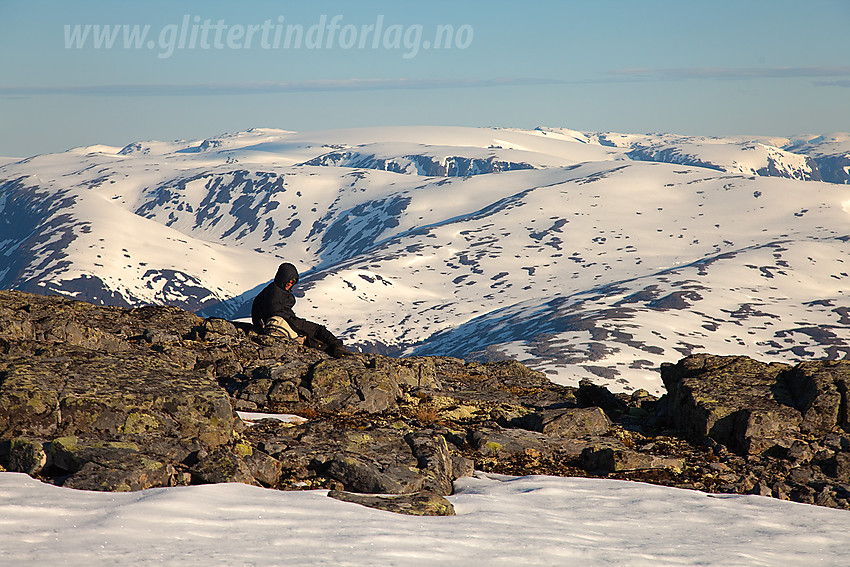 Pause på Stiganosfjellet med bl.a. Fresvikbreen i bakgrunnen.