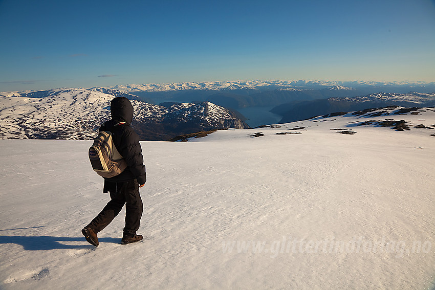 På vei nordøstover på Stiganosfjellet. Aurlandsfjorden i bakgrunnen.