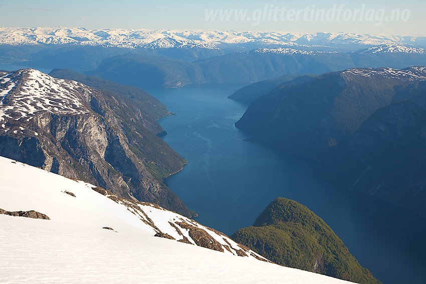 Fra nordøstryggen på Stiganosi mot Aurlandsfjorden.