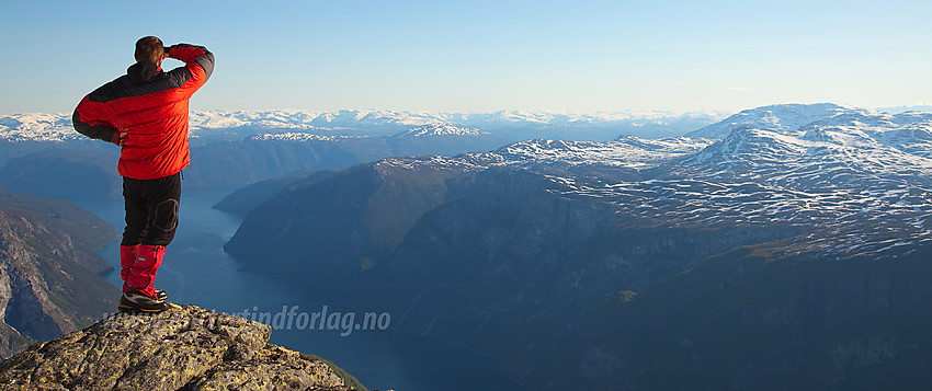 Utsikt fra nordøstryggen på Stiganosi mot Aurlandsfjorden.