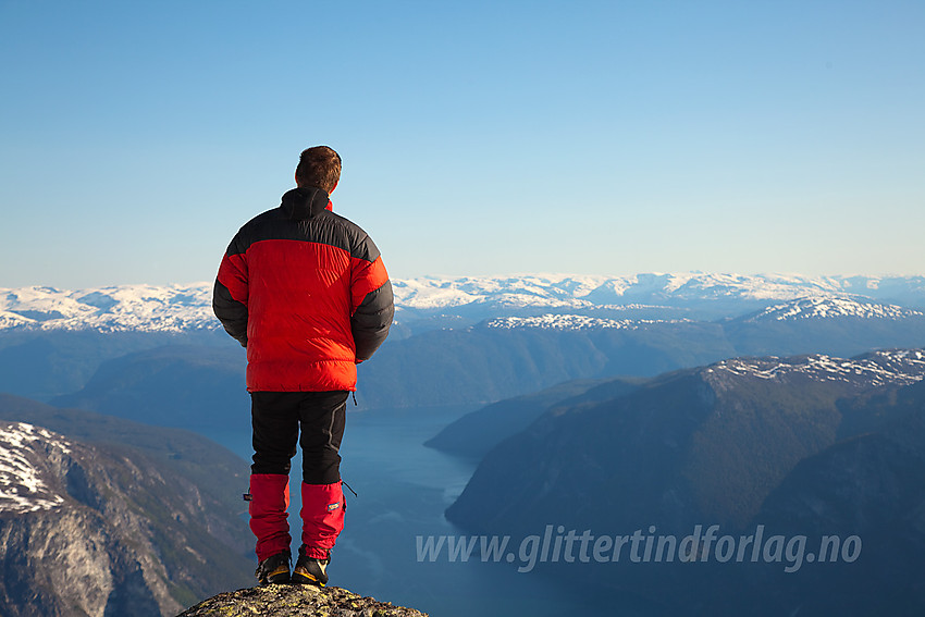 Utsikt fra nordøstryggen på Stiganosi mot Aurlandsfjorden.