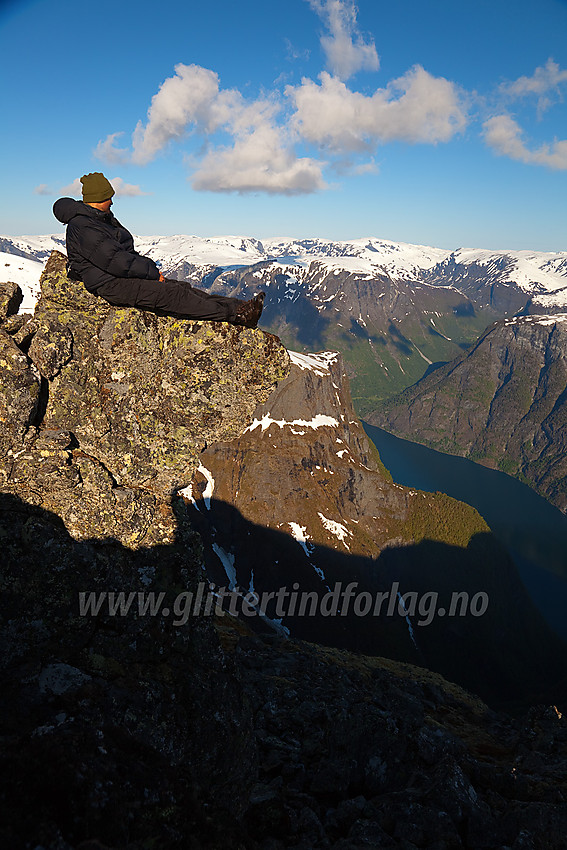 På flott utsiktspunkt ut mot Nærøyfjorden på Stiganosmassivet.