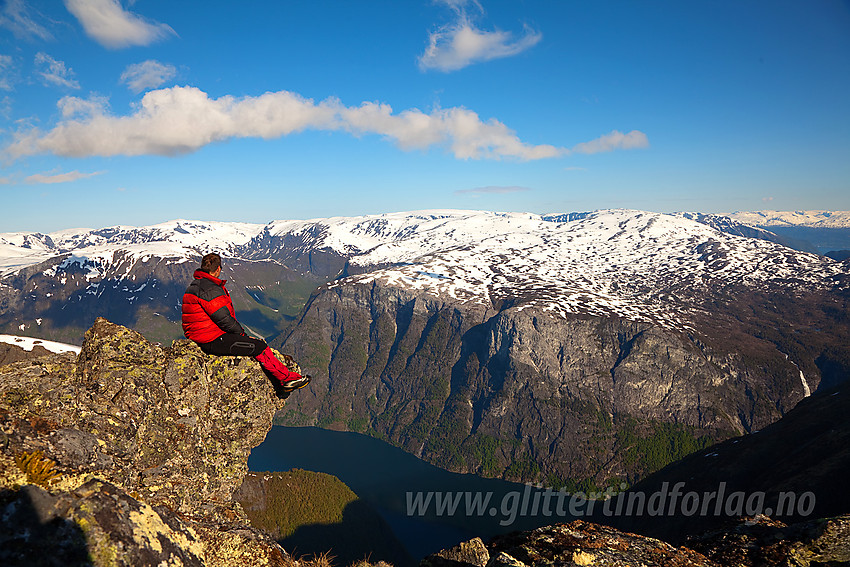 På flott utsiktspunkt ut mot Nærøyfjorden på Stiganosmassivet.