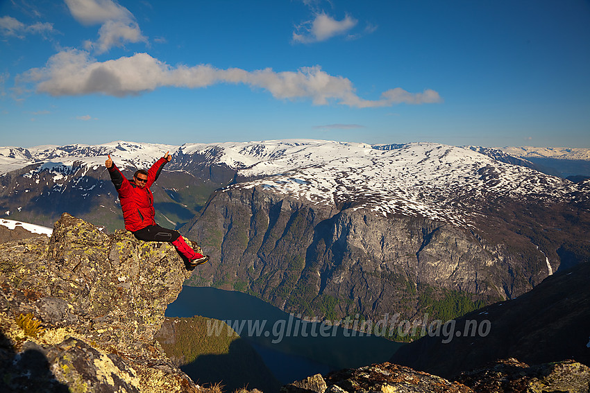 På flott utsiktspunkt ut mot Nærøyfjorden på Stiganosmassivet.