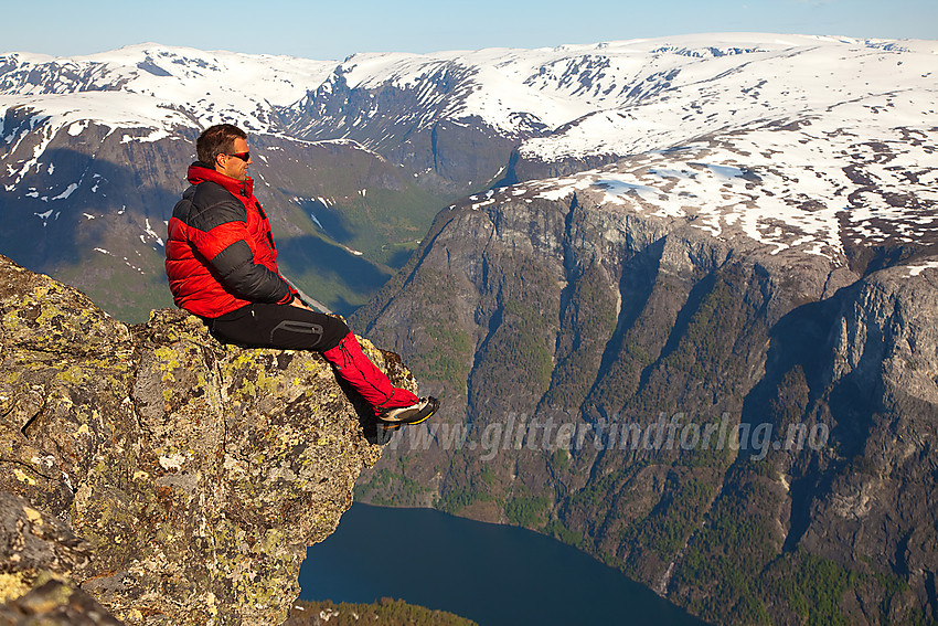 På flott utsiktspunkt ut mot Nærøyfjorden på Stiganosmassivet.