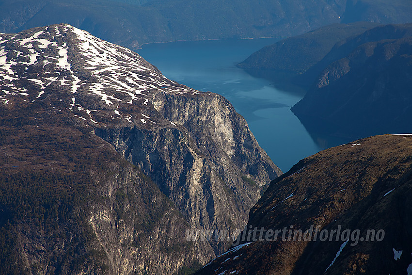 Fra nord på Stiganosmassivet mot Lægdafjellet og Aurlandsfjorden.