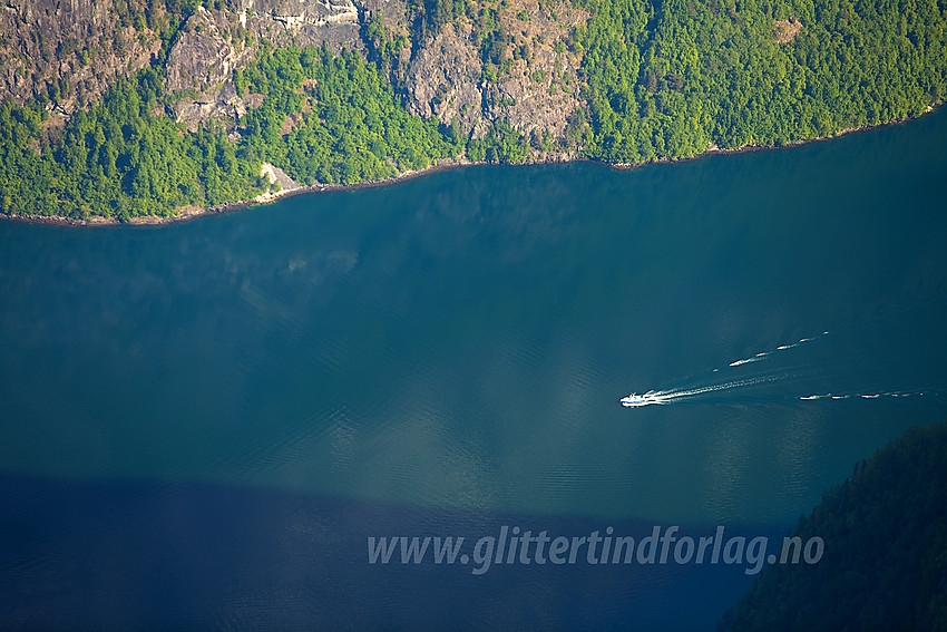 Båt på Nærøyfjorden, 1500 meter under fotografen.