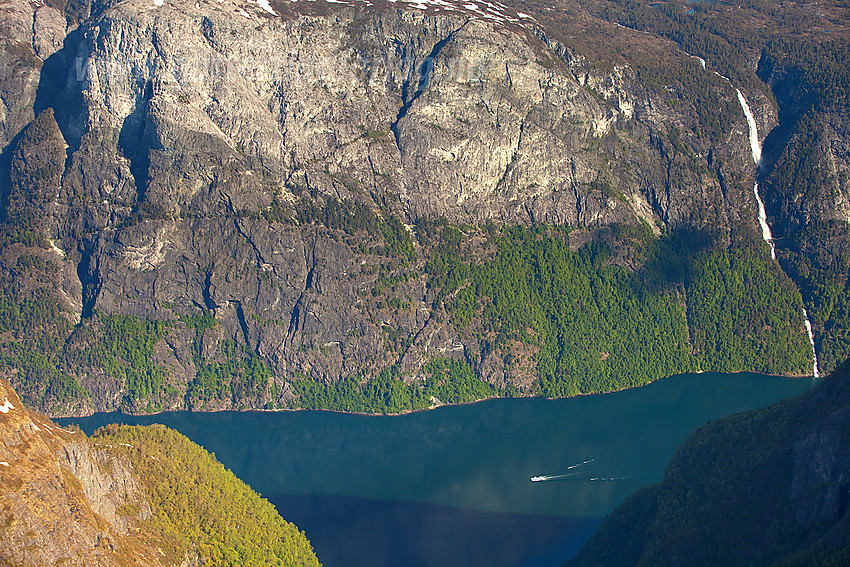 Båt på Nærøyfjorden, 1500 meter under fotografen.