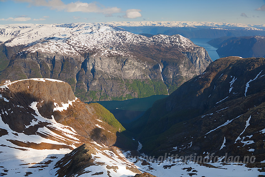 Mot Nærøyfjorden. Nonhaugfjellet i bakgrunnen. Aurlandsfjorden bak til høyre.