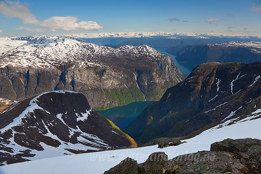 Mot Nærøyfjorden med Aurlandsfjorden bak til høyre. Nonhaugfjellet høyest bak til venstre.