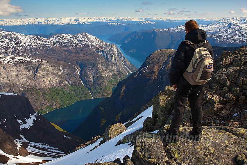 utsiktspunkt mot Nærøyfjorden og Aurlandsfjorden.