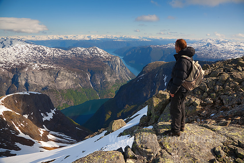 utsiktspunkt mot Nærøyfjorden og Aurlandsfjorden.